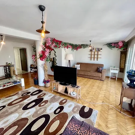 Delight: Cozy Alsancak Apartament
