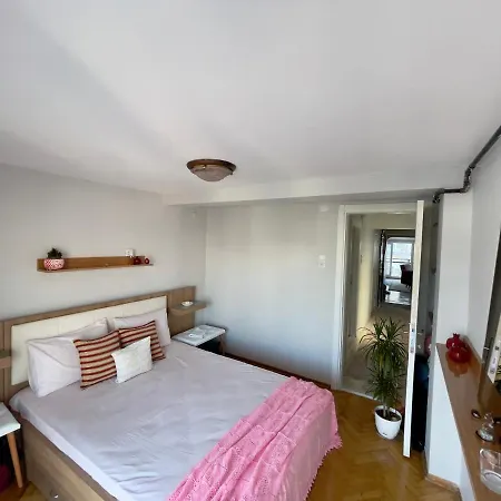 Delight: Cozy Alsancak Apartment